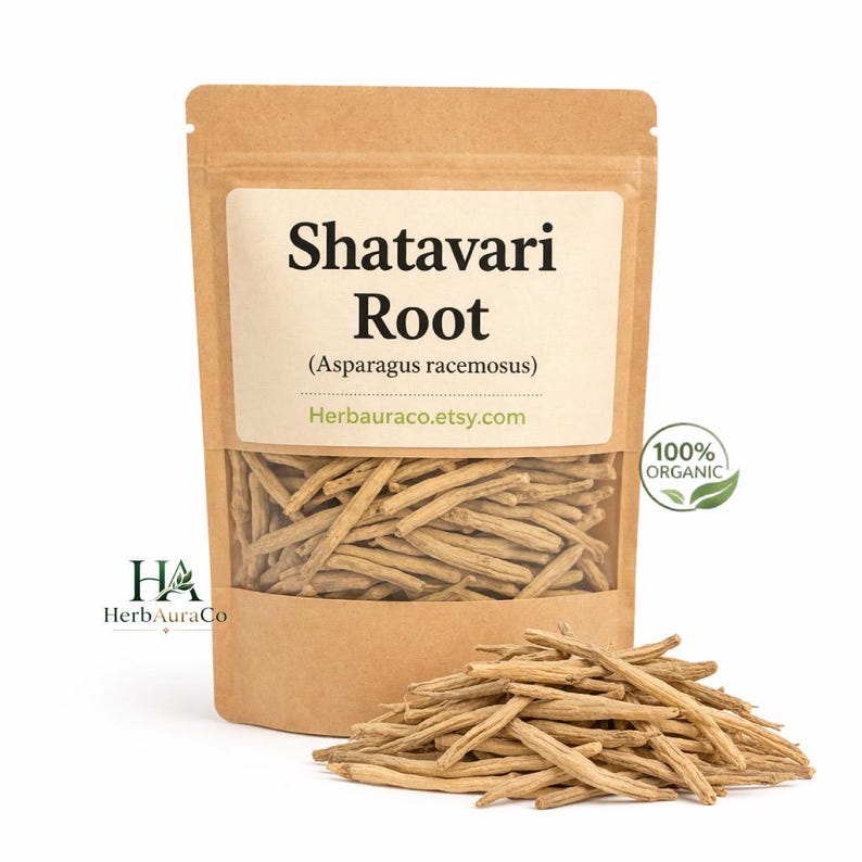Puede incluir: Una bolsa de papel kraft con una ventana transparente muestra la ra&iacute;z de Shatavari (Asparagus racemosus). La bolsa tiene una etiqueta con el nombre del producto y la direcci&oacute;n de Etsy de la tienda. Un mont&oacute;n de ra&iacute;z seca est&aacute; frente a la bolsa. El producto es 100% org&aacute;nico.
