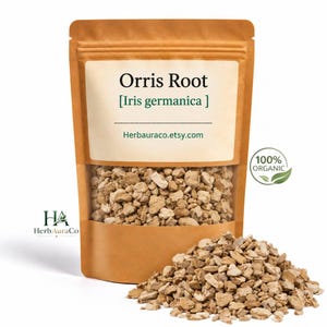 Könnte beinhalten: Ein brauner Standbeutel mit hellbraunen, getrockneten Iriswurzelstücken, beschriftet mit Orris Root [Iris germanica] und Herbauraco.etsy.com, sowie einem 100% Bio-Siegel. Ein Haufen derselben getrockneten Wurzelstücke liegt vor dem Beutel.