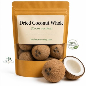 Könnte beinhalten: Ein brauner Standbeutel mit der Aufschrift Dried Coconut Whole [Cocos nucifera], der mehrere kleine, runde, braune, faserige ganze Kokosnüsse enthält. Eine ganze Kokosnuss und eine halbierte Kokosnuss mit weißem Fruchtfleisch liegen davor.
