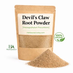 Puede incluir: Una bolsa de papel kraft con polvo de raíz de garra del diablo con el texto "Devil's Claw Root Powder" y "[Harpagophytum Procumbens]" impreso en una etiqueta blanca. Un montón de polvo está frente a la bolsa. La bolsa tiene una etiqueta "100% Organic".