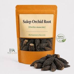 Può includere: Un sacchetto di carta marrone con una finestra trasparente che mostra la radice di orchidea Salep essiccata. L'etichetta recita "Salep Orchid Root [Orchis mascula]" con l'URL del negozio Etsy. Un mucchio di radici essiccate è davanti al sacchetto. Un'icona a forma di foglia verde dice "100% ORGANIC".