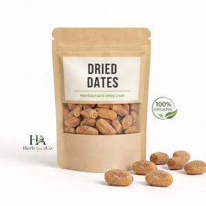 Puede incluir: Una bolsa de papel marrón con una ventana transparente llena de dátiles secos. La bolsa tiene una etiqueta blanca con las palabras "DRIED DATES" y la URL de la tienda Etsy. Una pegatina "100% ORGANIC" está a la derecha. Varios dátiles están delante de la bolsa.