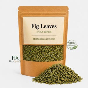 Puede incluir: Una bolsa de papel marrón llena de hojas de higuera verdes secas, con un pequeño montón de hojas delante. La bolsa tiene una etiqueta blanca con el texto "Fig Leaves [Ficus carica]" y el sitio web Herbauraco.etsy.com. Una pegatina verde "100% Organic" está a la derecha.