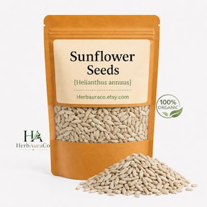 Può includere: Un sacchetto di carta marrone pieno di semi di girasole, con una finestra trasparente che mostra i semi. L'etichetta recita "Sunflower Seeds [Helianthus annuus]" e "Herbauraco.etsy.com". Un piccolo mucchio di semi è davanti al sacchetto. Un adesivo verde "100% Organic" è a destra.