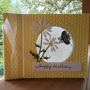 Cartão de aniversário feito à mão com abelha e flores – Design de favo de mel