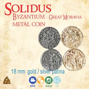 Peut inclure: Quatre pièces de monnaie en métal avec une patine dorée et argentée, chacune avec un motif en relief différent. Les pièces mesurent environ 1,8 cm de diamètre. Le texte "SOLIDUS BYZANTIUM / GREAT MORAVIA METAL COIN" est affiché en rouge.