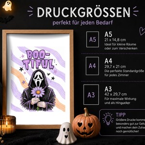 以下が含まれることがあります： フードを被った人物が紫色のデイジーを持ち、BOO-TIFULという文字が書かれた額入りプリント。画像には、黒い背景にDRUCKGR&Ouml;SSENという見出しと共に、A5（21 x 14.8 cm）、A4（29.7 x 21 cm）、A3（42 x 29.7 cm）のサイズオプションが表示されています。