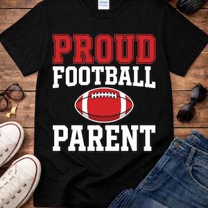 Puede incluir: Una taza de cerámica blanca con un asa negra y el texto "But first, coffee" en negro, con una fuente de estilo manuscrito. La taza está sobre una superficie blanca.