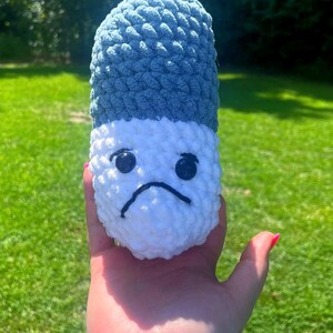 Peluche &quot;Triste Pillola per Rilassarsi&quot; - Giocattolo Kawaii per Alleviare l&#39;Ansia, Peluche di Supporto Emotivo, Divertente Regalo per la Salute Mentale, Morbido Peluche Fatto a Mano