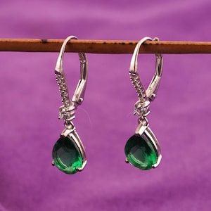 Boucles d&#39;oreilles pendantes en forme de larme émeraude en argent sterling, pierre de naissance de mai