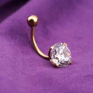 Piercing all&#39;ombelico minimalista con diamanti in oro giallo 14 carati