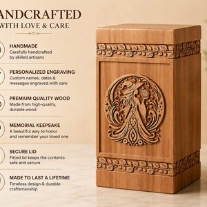 Pu&ograve; includere: Un portagioie in legno fatto a mano con coperchio sicuro. La scatola presenta intagli intricati, tra cui un disegno circolare con una figura femminile. Il testo "HANDCRAFTED WITH LOVE & CARE" &egrave; in alto.
