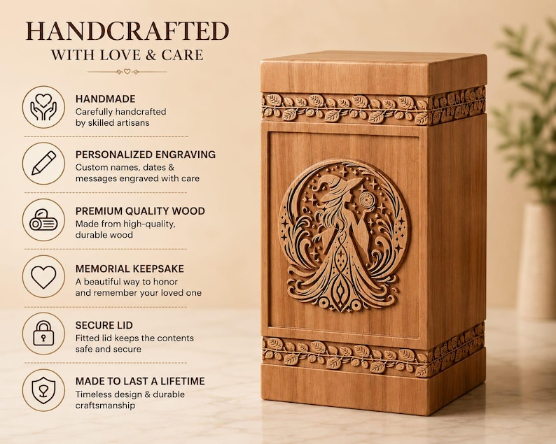 Pu&ograve; includere: Un portagioie in legno fatto a mano con coperchio sicuro. La scatola presenta intagli intricati, tra cui un disegno circolare con una figura femminile. Il testo "HANDCRAFTED WITH LOVE & CARE" &egrave; in alto.