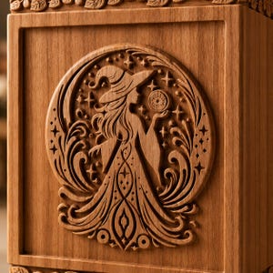 Pu&ograve; includere: Scatola di legno con un rilievo intagliato di una strega con un cappello, che tiene un globo celeste, circondata da stelle e motivi a spirale. L'opera d'arte &egrave; incorniciata in un cerchio, in una calda tonalit&agrave; di legno naturale.
