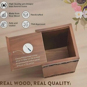 Pu&ograve; includere: Una scatola di legno con un coperchio scorrevole, progettata per contenere le ceneri. La scatola &egrave; realizzata in vero legno ed &egrave; fatta a mano. Il testo sull'immagine dice "Alta qualit&agrave; ma pi&ugrave; economico delle pompe funebri".