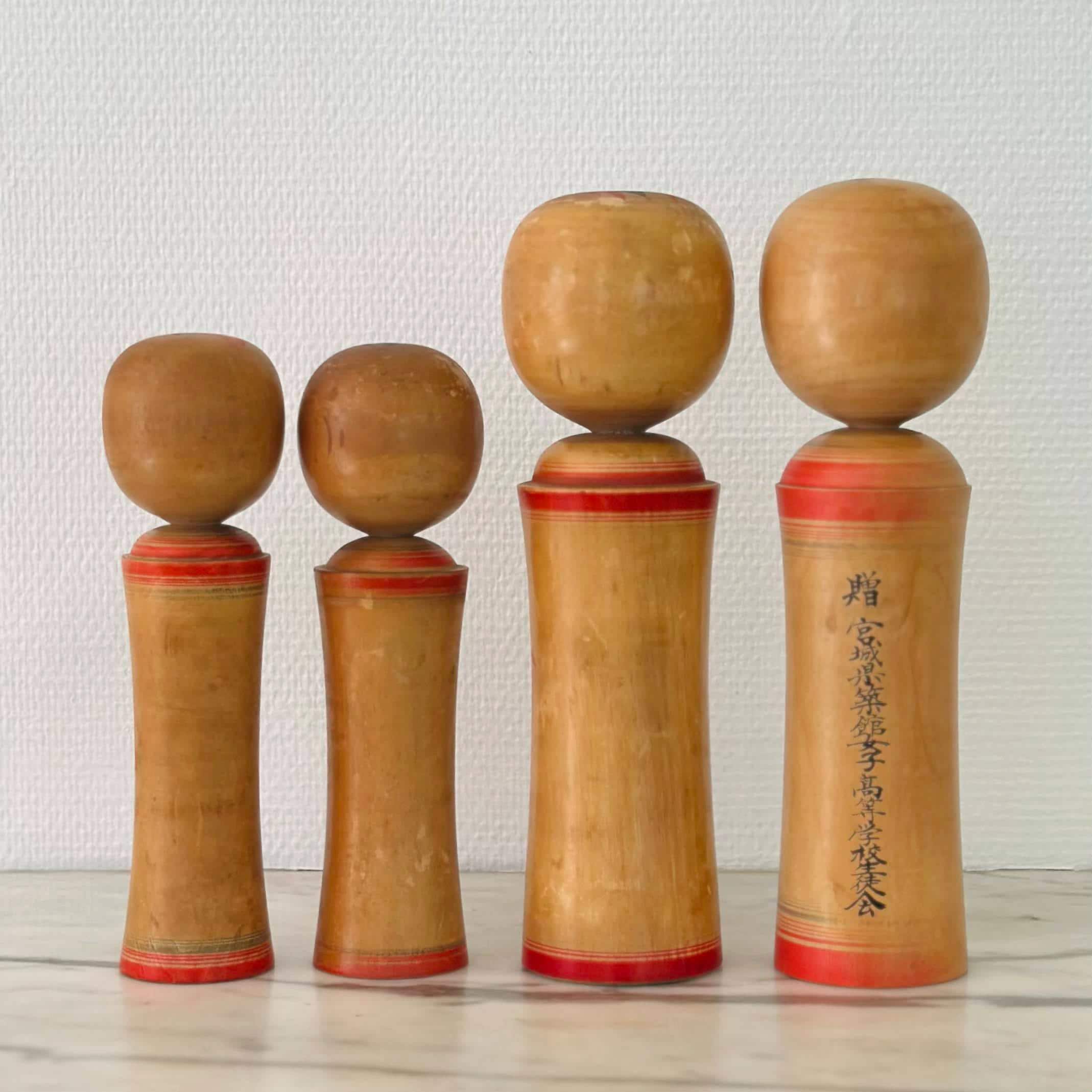 伝統的なスタイルのこけし人形4体セット ヴィンテージ日本の木工品