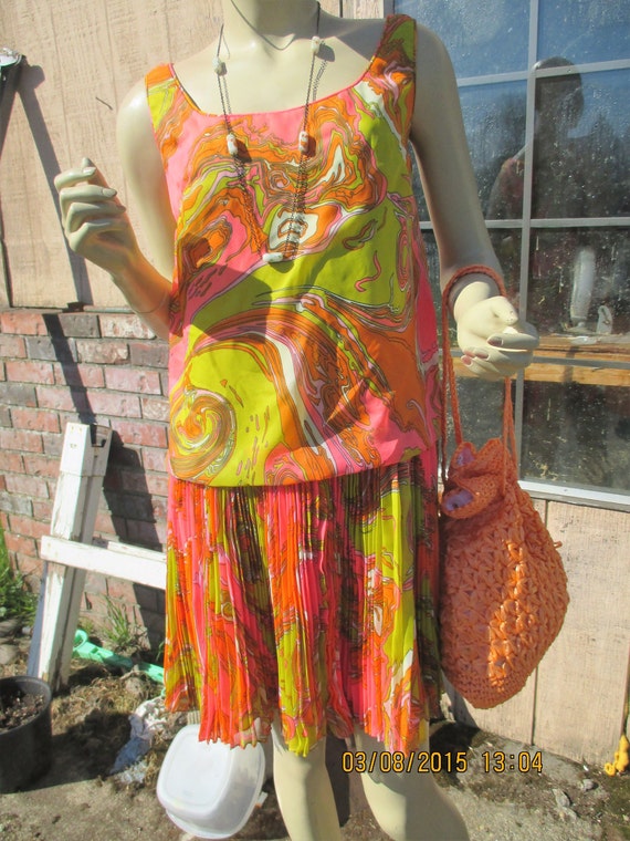 1960s bright swirling colors, drop waist, scooter… - image 1