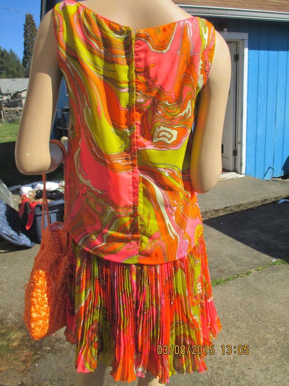 1960s bright swirling colors, drop waist, scooter… - image 4