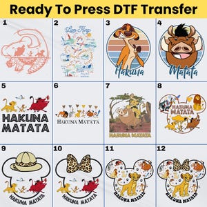 Może przedstawiać: Kolekcja wzorów transferowych DTF (Direct to Film) z postaciami i motywami z Króla Lwa. Projekty obejmują Simbę, Timona, Pumbę i frazę "Hakuna Matata". Transfery są gotowe do prasowania.