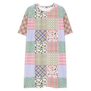Może przedstawiać: Sukienka w stylu patchwork z różnorodnymi wzorami i kolorami. Projekt zawiera nadruki kwiatowe, w kratę i geometryczne w odcieniach różu, zieleni, błękitu i beżu. Sukienka ma krótkie rękawy i okrągły dekolt.