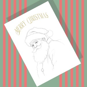Könnte beinhalten: Eine weiße Weihnachtskarte mit einer Skizze des Weihnachtsmanns, mit einem langen weißen Bart und einem roten Hut. Die Worte "MERRY CHRISTMAS" sind in goldener Schrift über seinem Kopf geschrieben. Der Hintergrund ist ein gestreiftes Muster aus Rot und Grün.