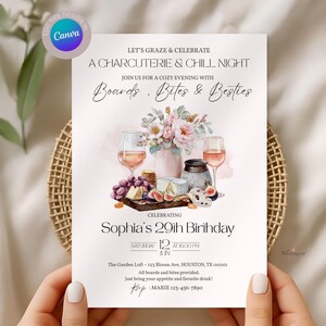 Pu&ograve; includere: Invito per una serata charcuterie e relax, con illustrazioni ad acquerello di calici, formaggio, uva e fiori. Il testo recita "Boards, Bites & Besties" e celebra il 29&deg; compleanno di Sophia.