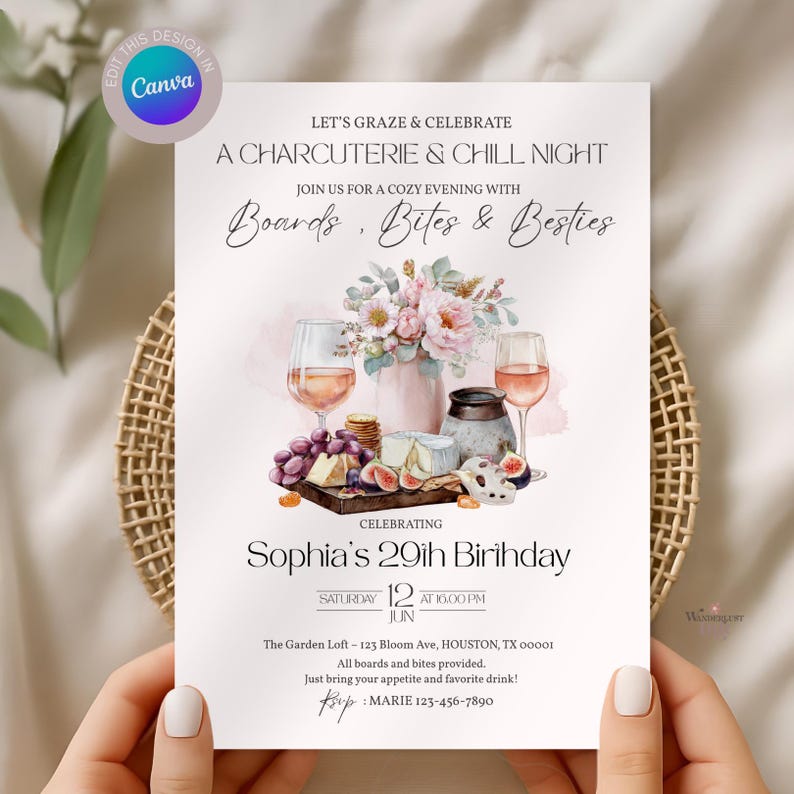 Pu&ograve; includere: Invito per una serata charcuterie e relax, con illustrazioni ad acquerello di calici, formaggio, uva e fiori. Il testo recita "Boards, Bites & Besties" e celebra il 29&deg; compleanno di Sophia.