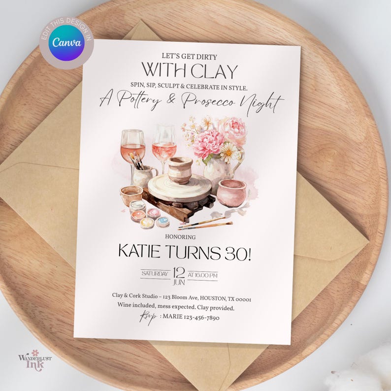 K&ouml;nnte beinhalten: Eine wei&szlig;e Einladungskarte mit dem Text "Let's Get Dirty With Clay" und "A Pottery & Prosecco Night". Die Einladung zeigt Aquarellillustrationen von T&ouml;pferwerkzeugen, Weingl&auml;sern und Blumen. Die Einladung ist f&uuml;r Katies 30. Geburtstag.