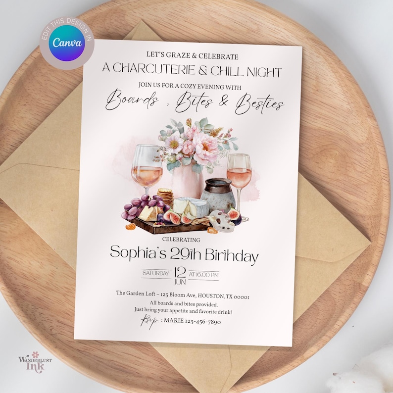 Pu&ograve; includere: Invito per una serata charcuterie e relax, con illustrazioni di calici, formaggio, uva e fiori. L'invito &egrave; per il 29&deg; compleanno di Sofia, con data e ora indicate. Su un vassoio di legno.