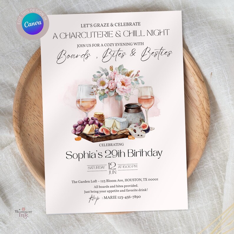 Pu&ograve; includere: Invito per una serata charcuterie e relax, con illustrazioni di vino, formaggio e uva. L'invito &egrave; per il 29&deg; compleanno di Sophia, con data e ora specificate. Il testo include "Boards, Bites & Besties".
