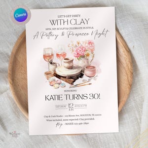 K&ouml;nnte beinhalten: Eine Party-Einladung mit Aquarell-Illustrationen von T&ouml;pferwerkzeugen, Weingl&auml;sern und Blumen. Die Einladung lautet "Let's Get Dirty With Clay" und "A Pottery & Prosecco Night". Sie ehrt Katies 30. Geburtstag mit Veranstaltungsdetails.