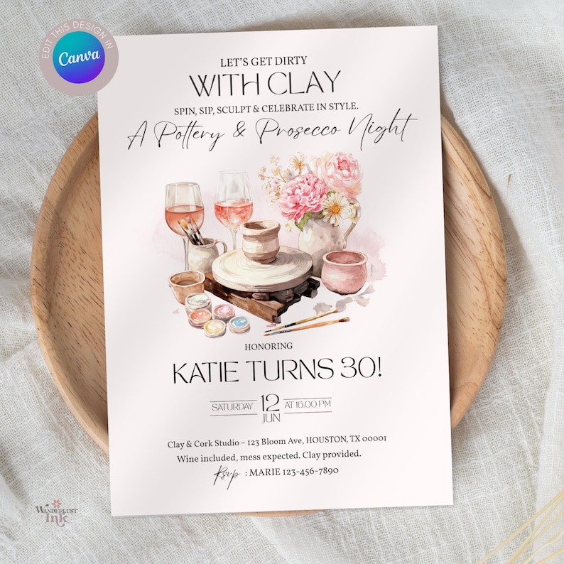 K&ouml;nnte beinhalten: Eine Party-Einladung mit Aquarell-Illustrationen von T&ouml;pferwerkzeugen, Weingl&auml;sern und Blumen. Die Einladung lautet "Let's Get Dirty With Clay" und "A Pottery & Prosecco Night". Sie ehrt Katies 30. Geburtstag mit Veranstaltungsdetails.