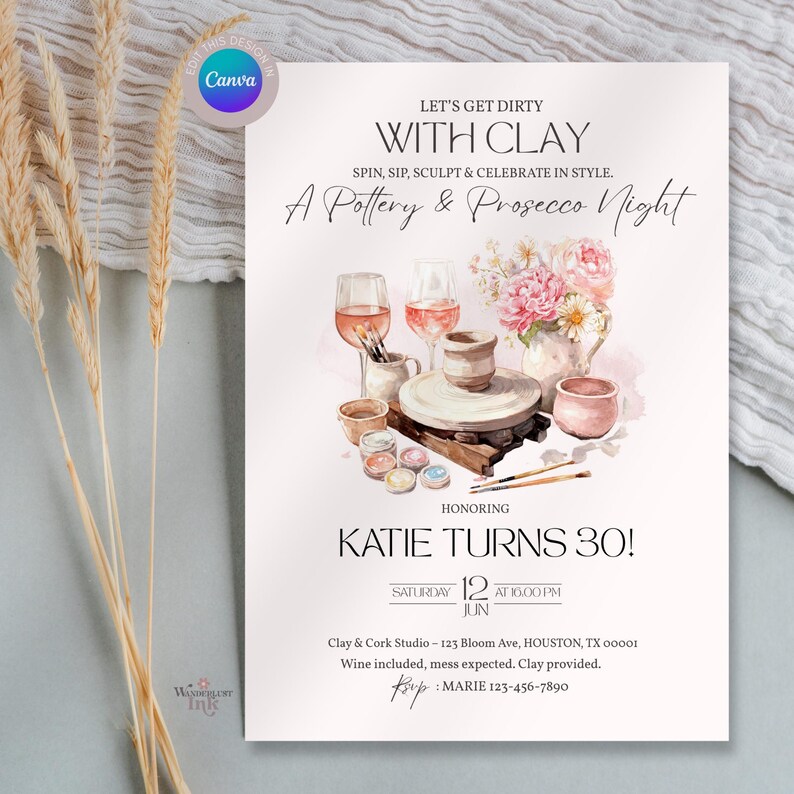 K&ouml;nnte beinhalten: Einladung zu einer T&ouml;pferei- und Prosecco-Nacht mit Aquarellillustrationen von T&ouml;pferwerkzeugen, Weingl&auml;sern und Blumen. Der Text lautet "Let's Get Dirty With Clay" und "Katie Turns 30!"
