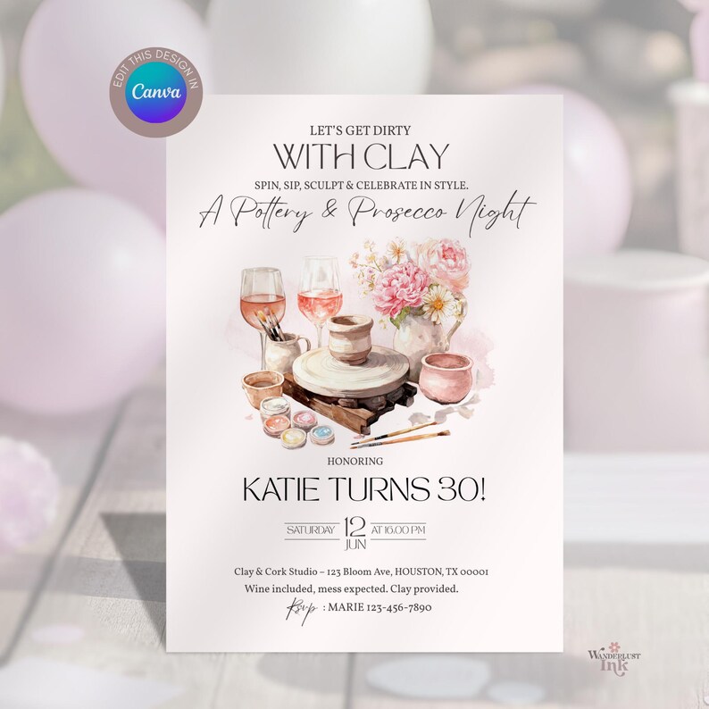 K&ouml;nnte beinhalten: Einladungskarte f&uuml;r eine T&ouml;pferei- und Prosecco-Nacht mit Aquarellillustrationen von T&ouml;pferwerkzeugen, Weingl&auml;sern und Blumen. Der Text lautet "Let's Get Dirty With Clay" und feiert Katies 30. Geburtstag.