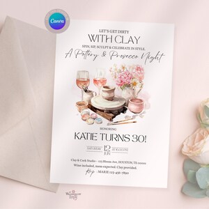 K&ouml;nnte beinhalten: Eine wei&szlig;e Einladungskarte mit dem Text "Let's Get Dirty With Clay" und "A Pottery & Prosecco Night". Die Karte zeigt Aquarellillustrationen von T&ouml;pferwaren, Weingl&auml;sern und Blumen. Die Einladung ist f&uuml;r Katies 30. Geburtstag.