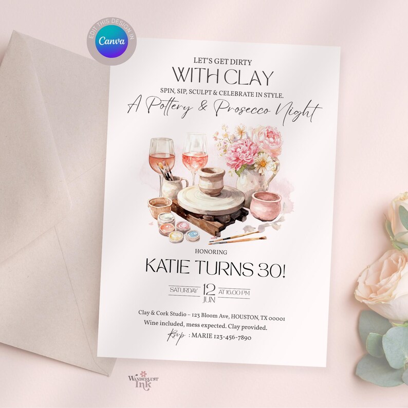 K&ouml;nnte beinhalten: Eine wei&szlig;e Einladungskarte mit dem Text "Let's Get Dirty With Clay" und "A Pottery & Prosecco Night". Die Karte zeigt Aquarellillustrationen von T&ouml;pferwaren, Weingl&auml;sern und Blumen. Die Einladung ist f&uuml;r Katies 30. Geburtstag.