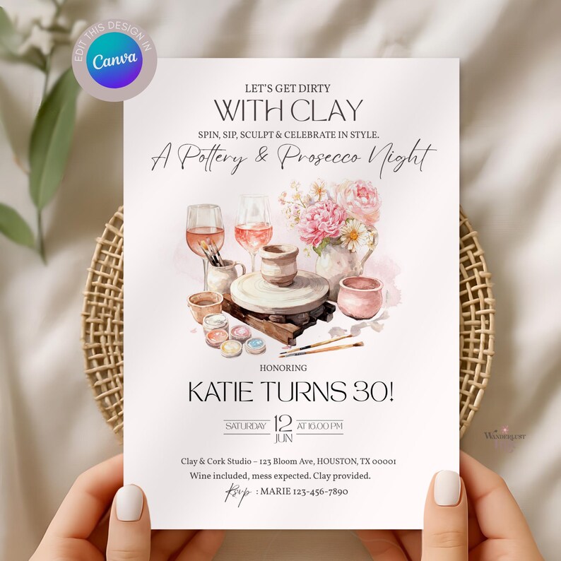 K&ouml;nnte beinhalten: Eine wei&szlig;e Einladungskarte mit dem Text "Let's Get Dirty With Clay" und "A Pottery & Prosecco Night". Die Karte zeigt Aquarellillustrationen von T&ouml;pferwerkzeugen, Weingl&auml;sern und Blumen. Die Einladung ist f&uuml;r Katies 30. Geburtstag.