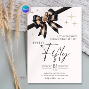 Può includere: Biglietto d'invito color crema con fiocco nero e oro e abbellimenti floreali. Il testo dice "Hello Fifty" con i dettagli dell'evento: sabato 12 giugno alle 18:00, Dream Celebration Venue, Houston, TX. Sono inclusi i dettagli RSVP.