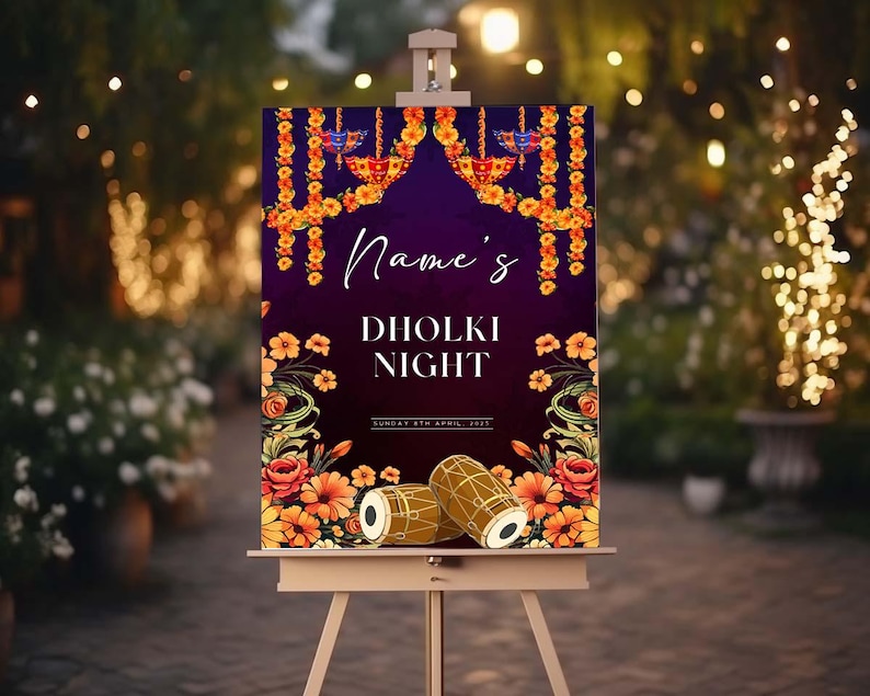 Peut inclure: Panneau d&eacute;coratif sur chevalet avec l'inscription "Name's Dholki Night" en &eacute;criture blanche. Le panneau pr&eacute;sente des illustrations florales et de tambours avec un fond violet fonc&eacute; et des accents dor&eacute;s. La date est imprim&eacute;e en bas.