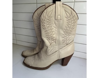 Vintage Women's ACME Creme Beige Cowboy Boots Brass Toe Stitched Heeled 7 M