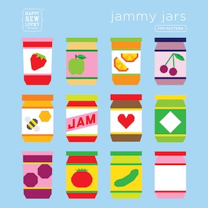 Puede incluir: Doce tarros coloridos con diferentes diseños de frutas y otros elementos en las etiquetas. Los tarros están dispuestos en tres filas de cuatro. Los tarros están sobre un fondo azul claro. El texto "jammy jars" está en la parte superior de la imagen. El texto "FPP PATTERN" está debajo de los tarros.