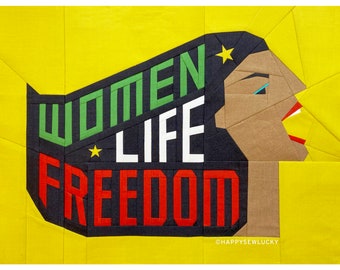 Puede incluir: Un fondo amarillo con una silueta negra de la cabeza de una mujer con texto verde, blanco y rojo que dice "Women Life Freedom".