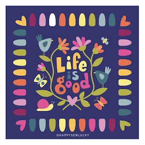 Peut inclure: Une illustration colorée avec le texte "Life is good" entourée de fleurs, de papillons, d'oiseaux et d'un escargot. L'illustration est encadrée par une bordure d'ovales colorés.