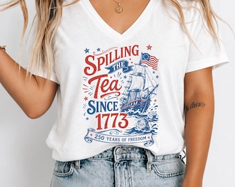 Camiseta con cuello en V "Spilling The Tea Since 1773": Camiseta patriótica con cuello en V para el 4 de julio, Camisetas de moda para celebraciones en EE. UU., S1371
