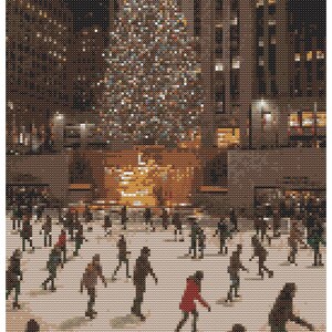 Può includere: Schema a punto croce raffigurante una scena di pattinaggio su ghiaccio all'aperto di notte. Un grande albero di Natale illuminato sullo sfondo, con un edificio alto. Persone che pattinano. Dimensione del disegno: 133 x 200 punti.