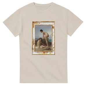 Könnte beinhalten: Beiges T-Shirt mit einem gerahmten Gemälde von zwei nackten Figuren am Meer. Das Kunstwerk befindet sich in einem goldfarbenen, verwitterten Rahmen. Das T-Shirt hat einen klassischen Rundhalsausschnitt und kurze Ärmel.