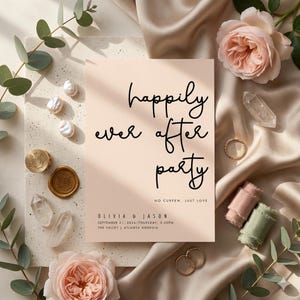 Pode incluir: Um convite rosa pálido com a frase "happily ever after party" em escrita preta. O convite é rodeado por rosas, fitas, anéis de ouro e cristais, evocando uma celebração de casamento.