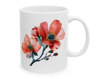 Könnte beinhalten: Weiße Keramiktasse mit einem Aquarell-Blumenmuster. Das Design zeigt leuchtend rote Blumen mit blauen und gelben Zentren auf weißem Hintergrund. Die Blumen befinden sich auf einem dunkelgrünen Stiel.
