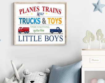 Puede incluir: Una impresión de arte de pared para guardería con fondo blanco y borde azul, rojo y amarillo. La impresión presenta el texto "Planes Trains Trucks & Toys There is nothing quite like Little Boys". El texto está rodeado de ilustraciones de un avión, un tren, un camión de bomberos y una camioneta.