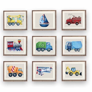 Puede incluir: Nueve impresiones enmarcadas en acuarela con varios veh&iacute;culos. La colecci&oacute;n incluye una gr&uacute;a amarilla, un velero, un cami&oacute;n de bomberos rojo, un tren, un cami&oacute;n de reciclaje verde, un cami&oacute;n de basura azul, una hormigonera naranja, un biplano y una excavadora amarilla.